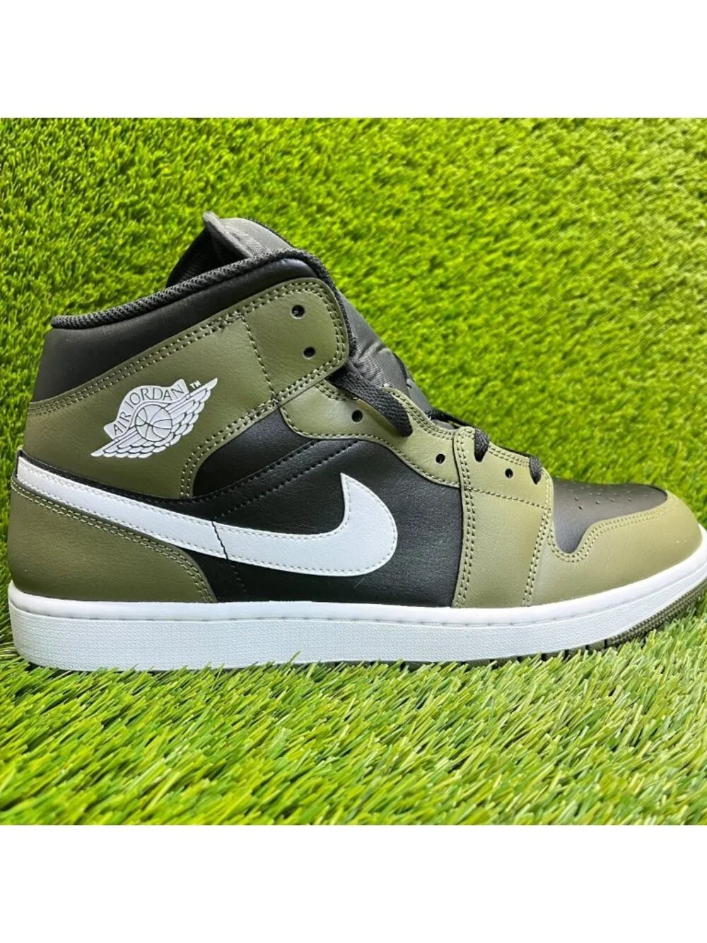 Nike Air Jordan 1 Mid Mens Size 13 Black Green Athletic Leather Shoes Sneakers